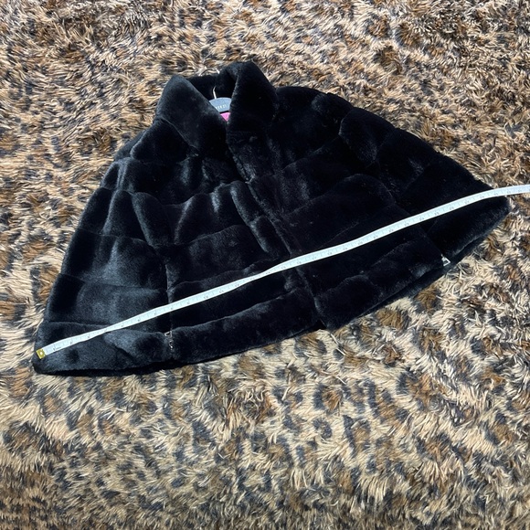 Betsey Johnson Black Faux Fur Cape - Picture 7 of 8